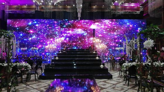 Nahtlose LED-Anzeige in Innenräumen Bildschirmplatz P1.53 geschwungener Blickwinkel von 160°